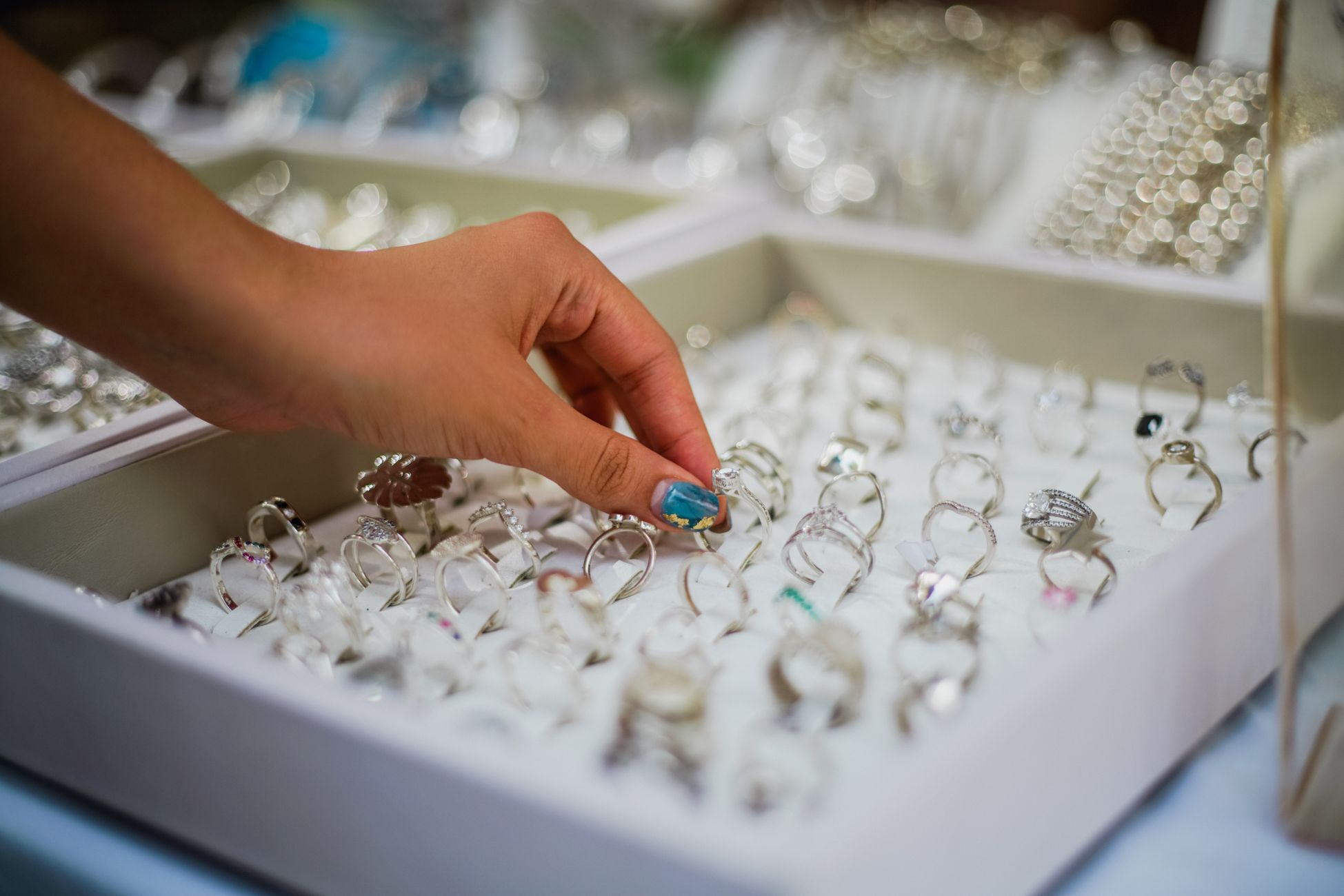 Twee vrouwen stelen peperdure Rolex uit juwelierszaak