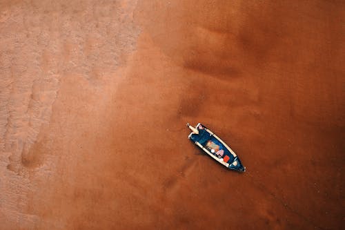 Perahu Layar Biru Dan Putih Di Pantai