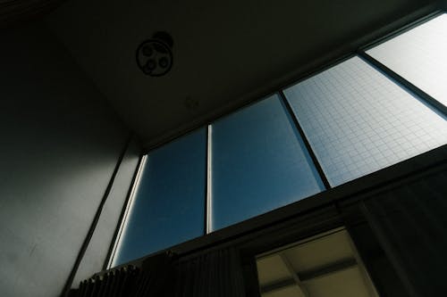 Darmowe zdjęcie z galerii z okna, promień słońca, promienie słoneczne