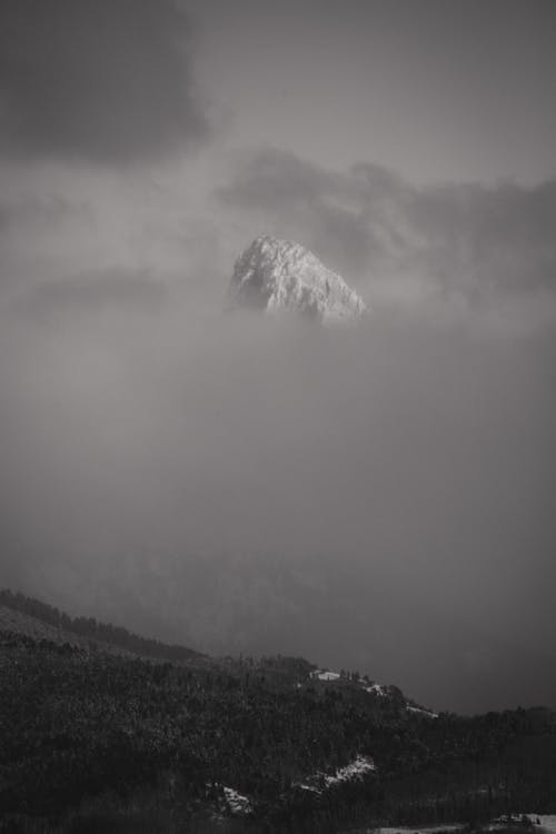 dikey atış, karla kaplı dağ, macera içeren Ücretsiz stok fotoğraf