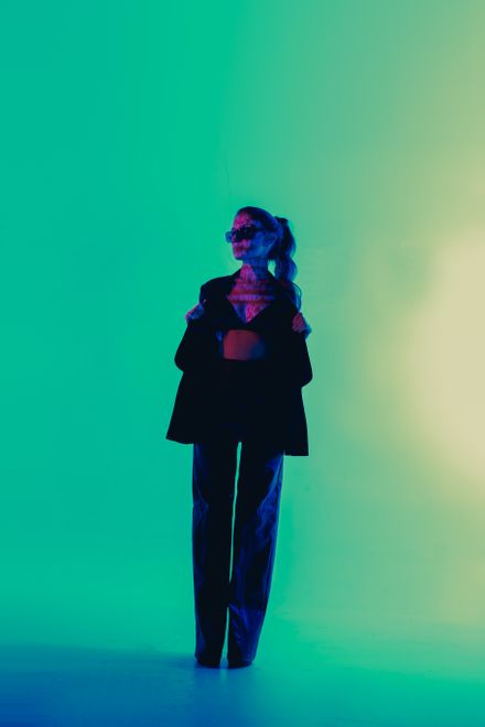Full-length look in a dark suit under green studio light — Bruno Casttro on Pexels