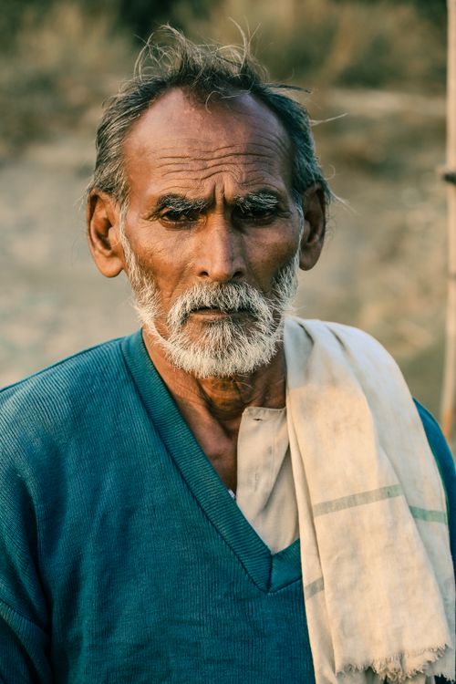 Free Portrait of an elderly man with a beard, wearing traditional clothing in Bhagwantnagar, India. Stock Photo