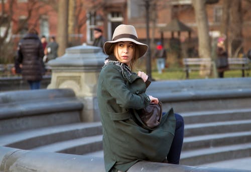Immagine gratuita di cappello, cappotto verde, donna