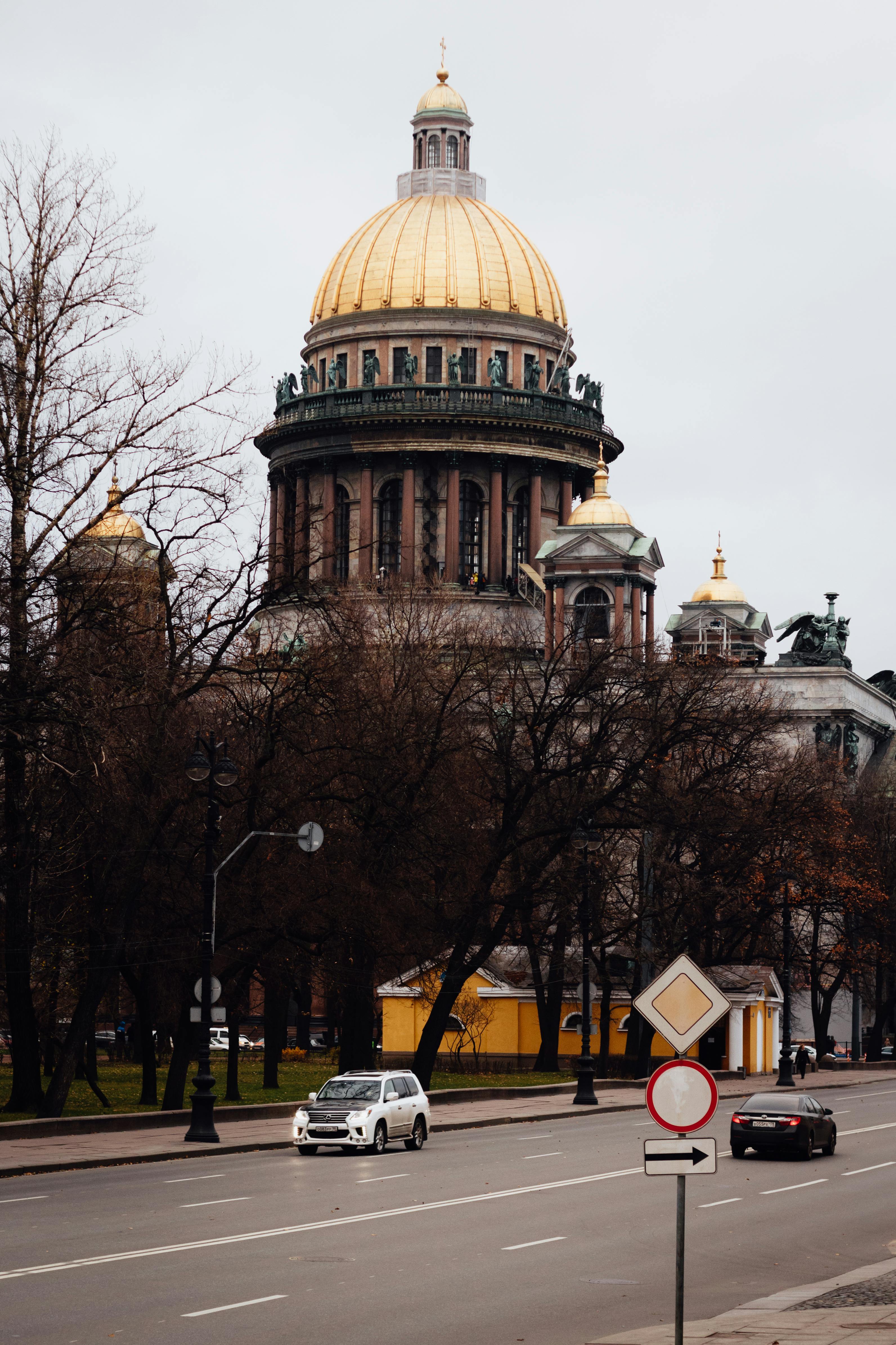 从圣艾萨克大教堂的圆顶上，可以俯瞰城市和道路上行驶的汽车