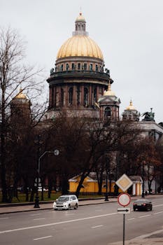 从圣艾萨克大教堂的圆顶上，可以俯瞰城市和道路上行驶的汽车