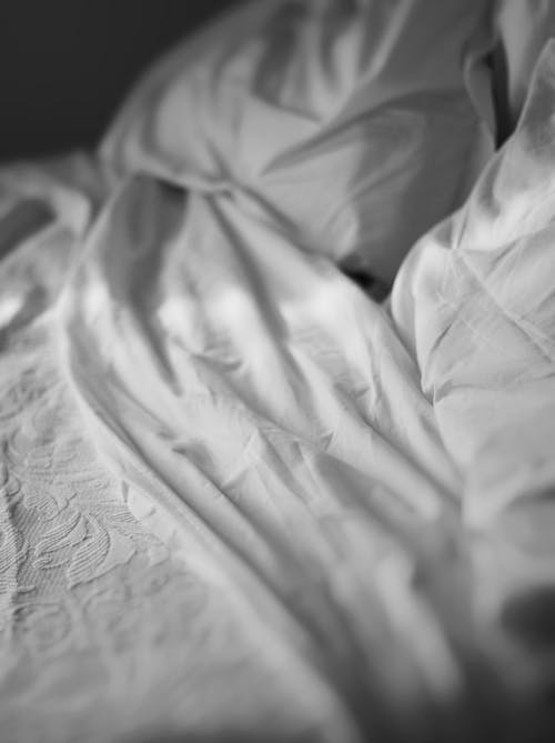 คลังภาพถ่ายฟรี ของ ขาวดำ, ผ้า, ผ้าปูที่นอนสีขาว
