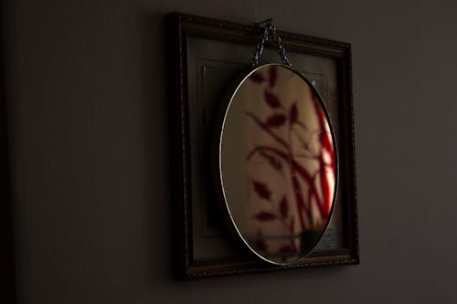 Foto profissional grátis de espelho, foco seletivo, muro