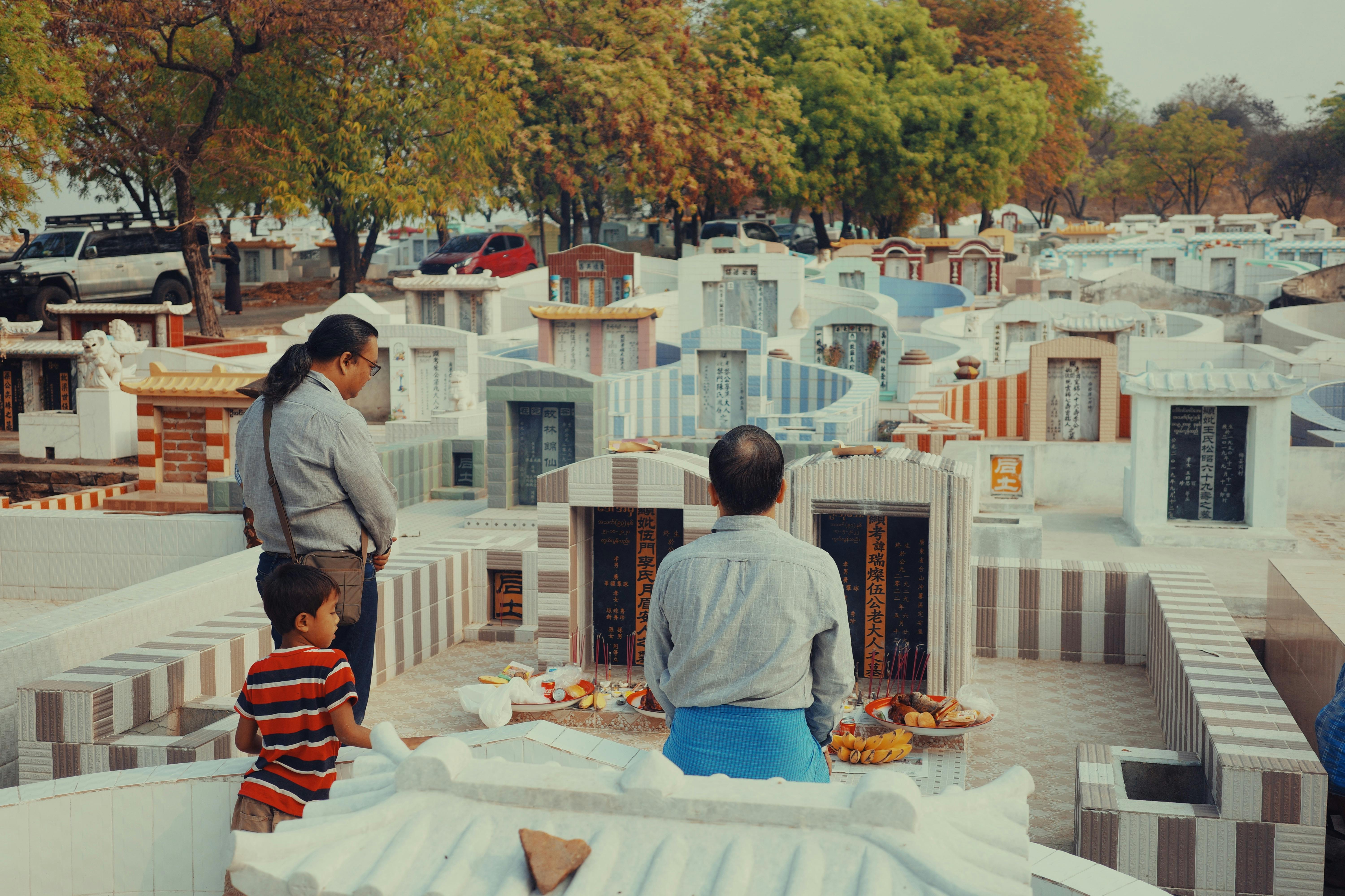 Apa Itu Nyekar? Lebih dari Sekadar Mengunjungi Kuburan