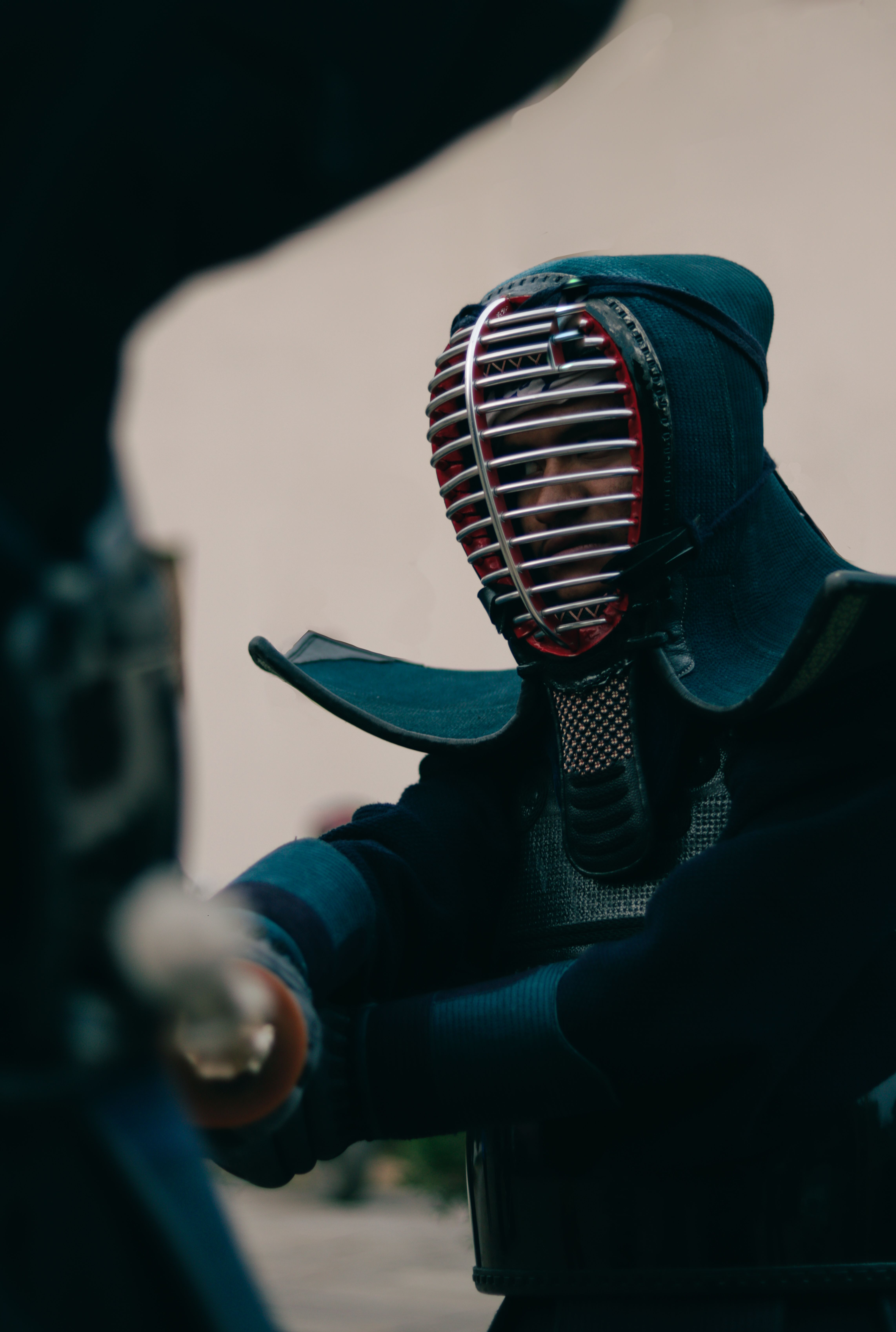 Portrait pratiquant kendo en armure
