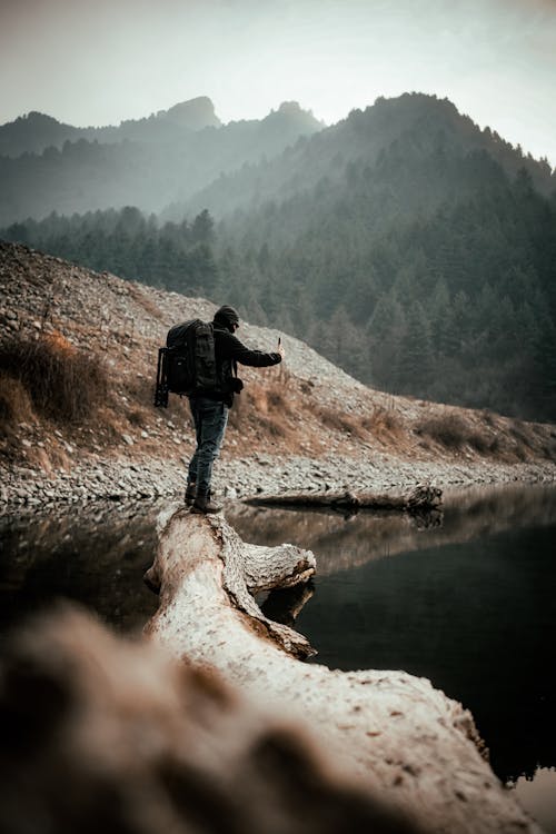 Fotobanka s bezplatnými fotkami na tému batoh, bunda, jazero