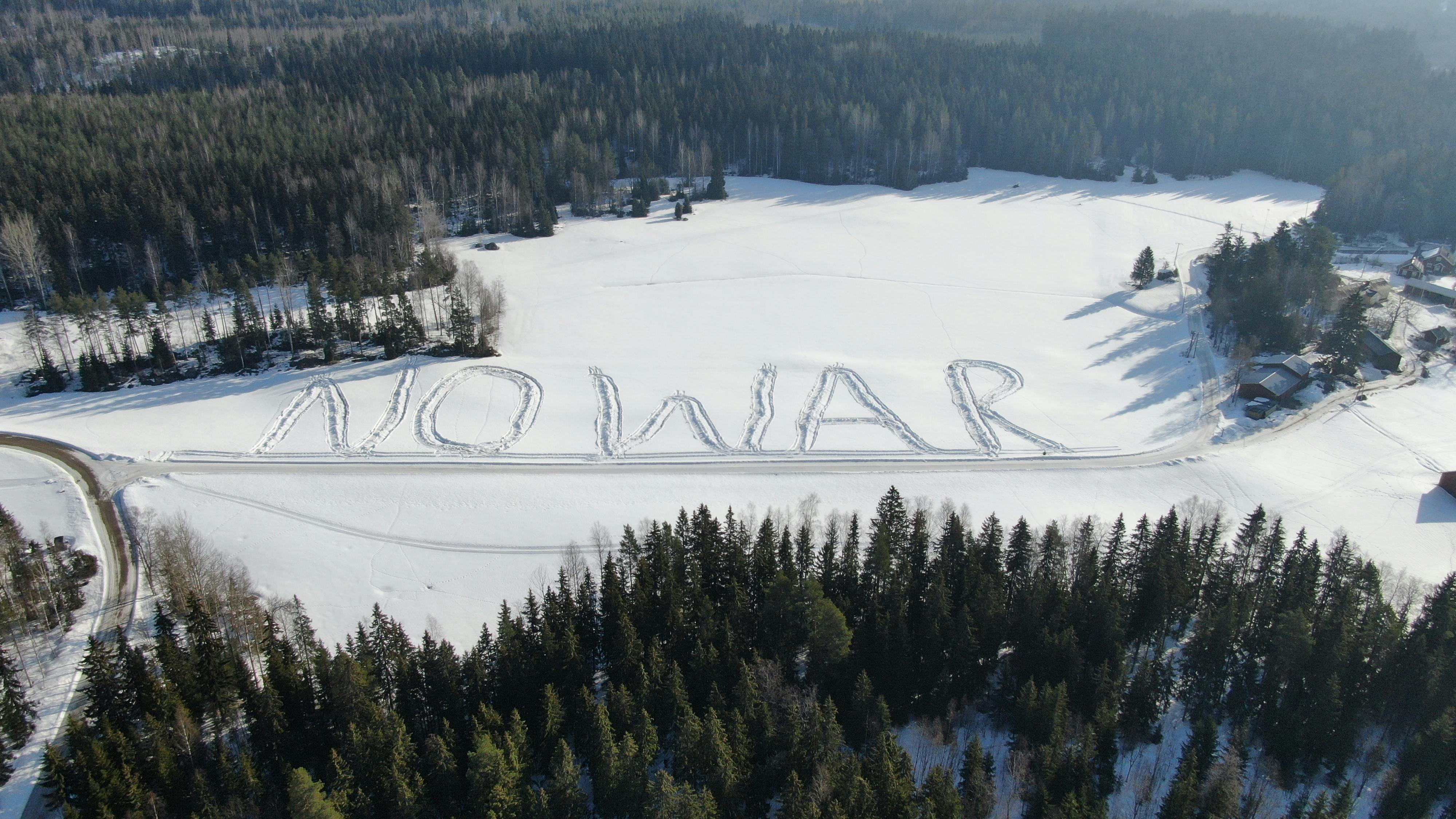 Karlı bir arazide “NO WAR” yazısı, nükleer çağda barış talebinin ne kadar somut ve acil olduğunu hatırlatıyor.