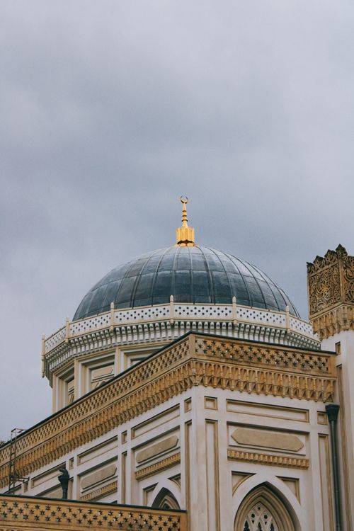 Free Captivating view of an ornate mosque dome in İstanbul, Türkiye, beneath a cloudy sky, showcasing Islamic architectural elegance. Stock Photo