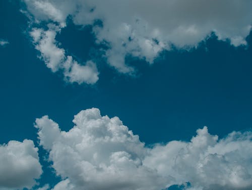 คลังภาพถ่ายฟรี ของ ขาว, ท้องฟ้าสีคราม, พื้นหลังเมฆ