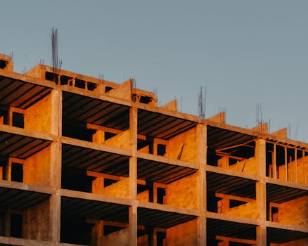 A partially constructed building against a clear evening sky in Los Cerritos, Mexico.