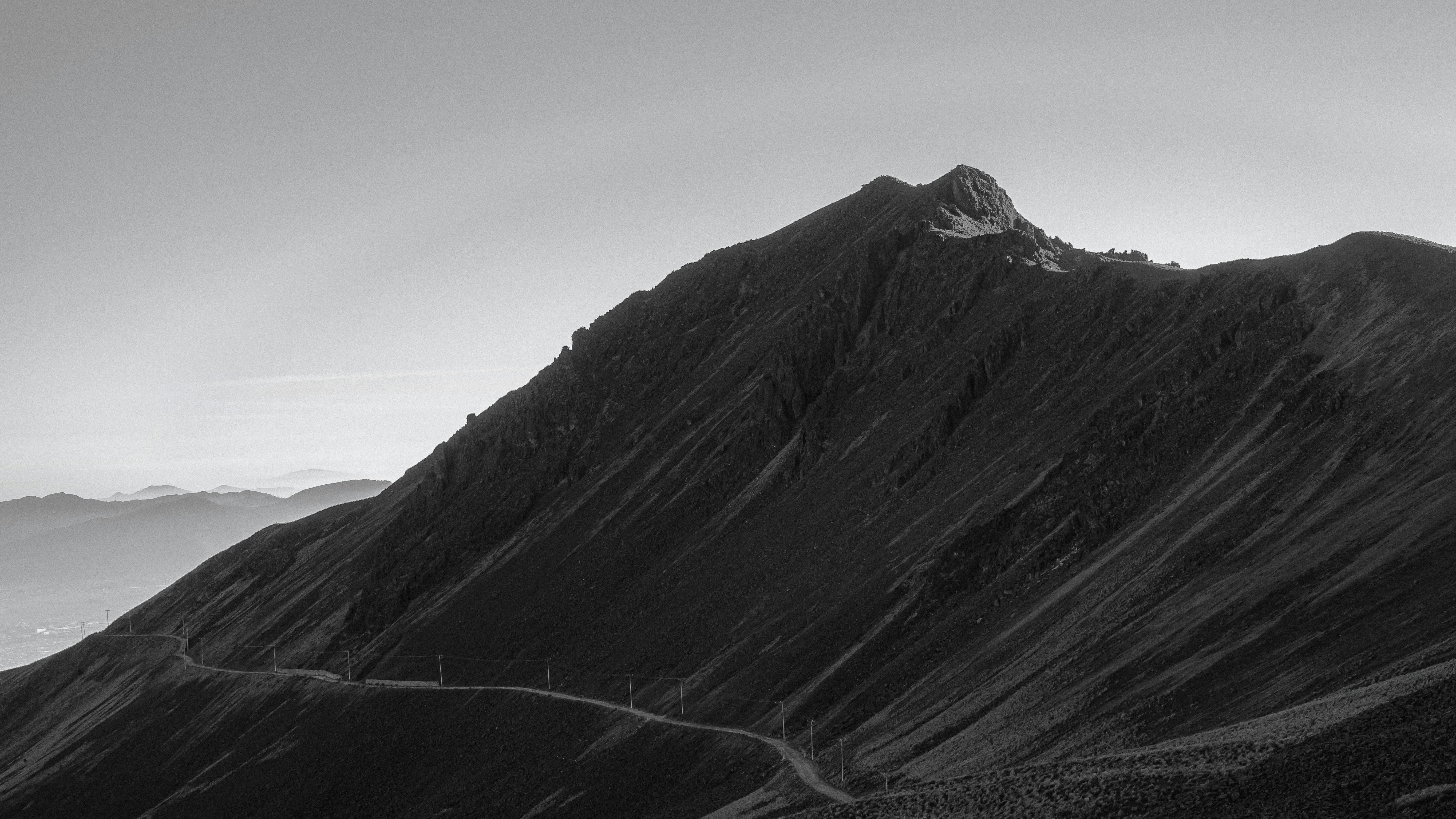 有关不平, 令人敬畏的, 佳能eos rp, 冒險, 前景, 勘探, 單色, 土地, 天性, 天際線, 孤立的, 寧靜, 對比, 山, 山丘, 山頂,  峰, 弯曲的路, 戲劇化, 戶外, 户外活动, 攝影, 景觀, 晴朗的天空, 極簡主義, 洋芋片, 無人空拍機, 爬山径, 環境, 紋理, 胆大,