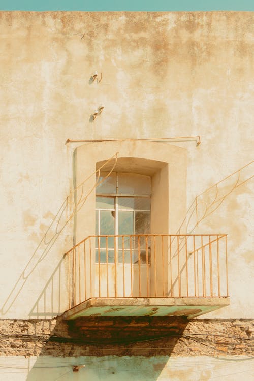 Foto stok gratis balkon, cahaya, fasad
