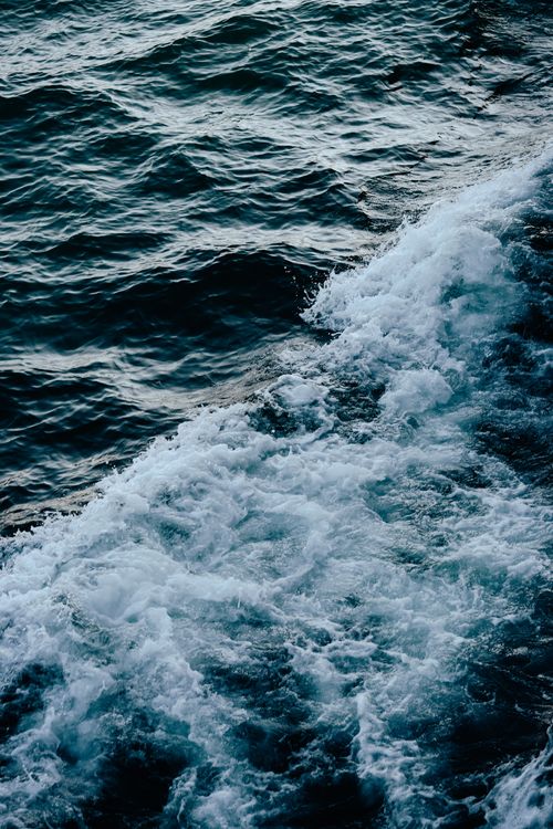 Free Capture of powerful ocean waves crashing in İstanbul, Türkiye, with dramatic sea motion. Stock Photo