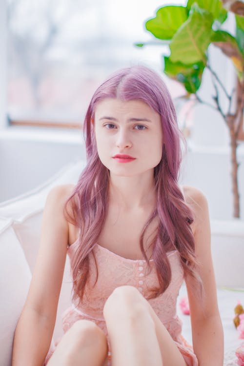 Fotos de stock gratuitas de adolescente, cabello rosa, enfoque selectivo