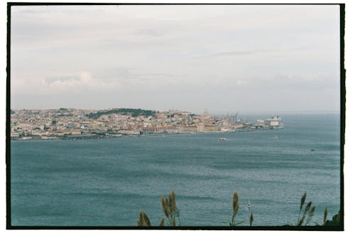 Foto d'estoc gratuïta de Costa, edificis, mar