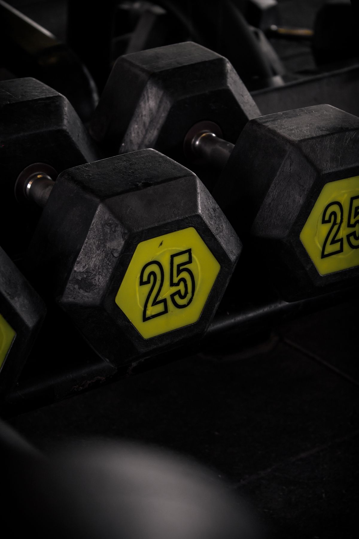 Mancuernas en un gimnasio oscuro