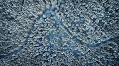 俄勒冈州瀑布锁的白雪覆盖森林，鸟瞰图令人惊叹