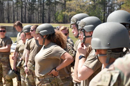 Fotos de stock gratuitas de cascos, de pie, Ejército