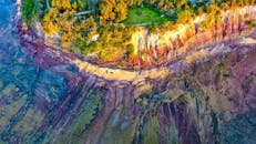 航拍图像令人惊叹，展现了色彩缤纷的海岸线、充满活力的悬崖和郁郁葱葱的绿色植物