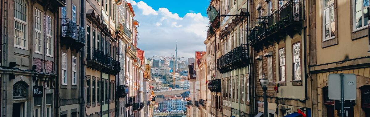 Rua estreita no centro do Porto, Portugal — arquitetura típica portuguesa