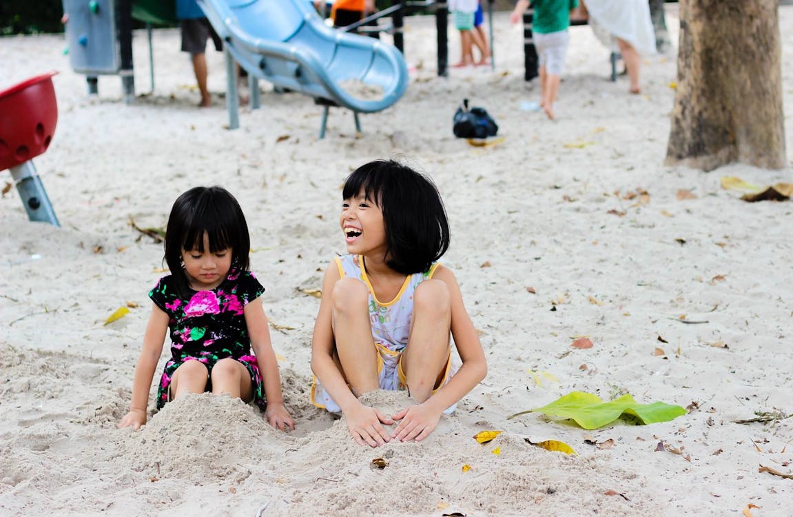 Gratis 2 Gadis Duduk Di Pantai Foto Stok
