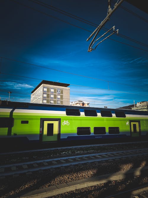 Δωρεάν στοκ φωτογραφιών με αστικός, γαλάζιος ουρανός, επιβατηγό τρένο