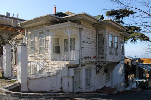 Free Charming Ottoman-style wooden house in Heybeliada, İstanbul, blending historic and coastal vibes. Stock Photo