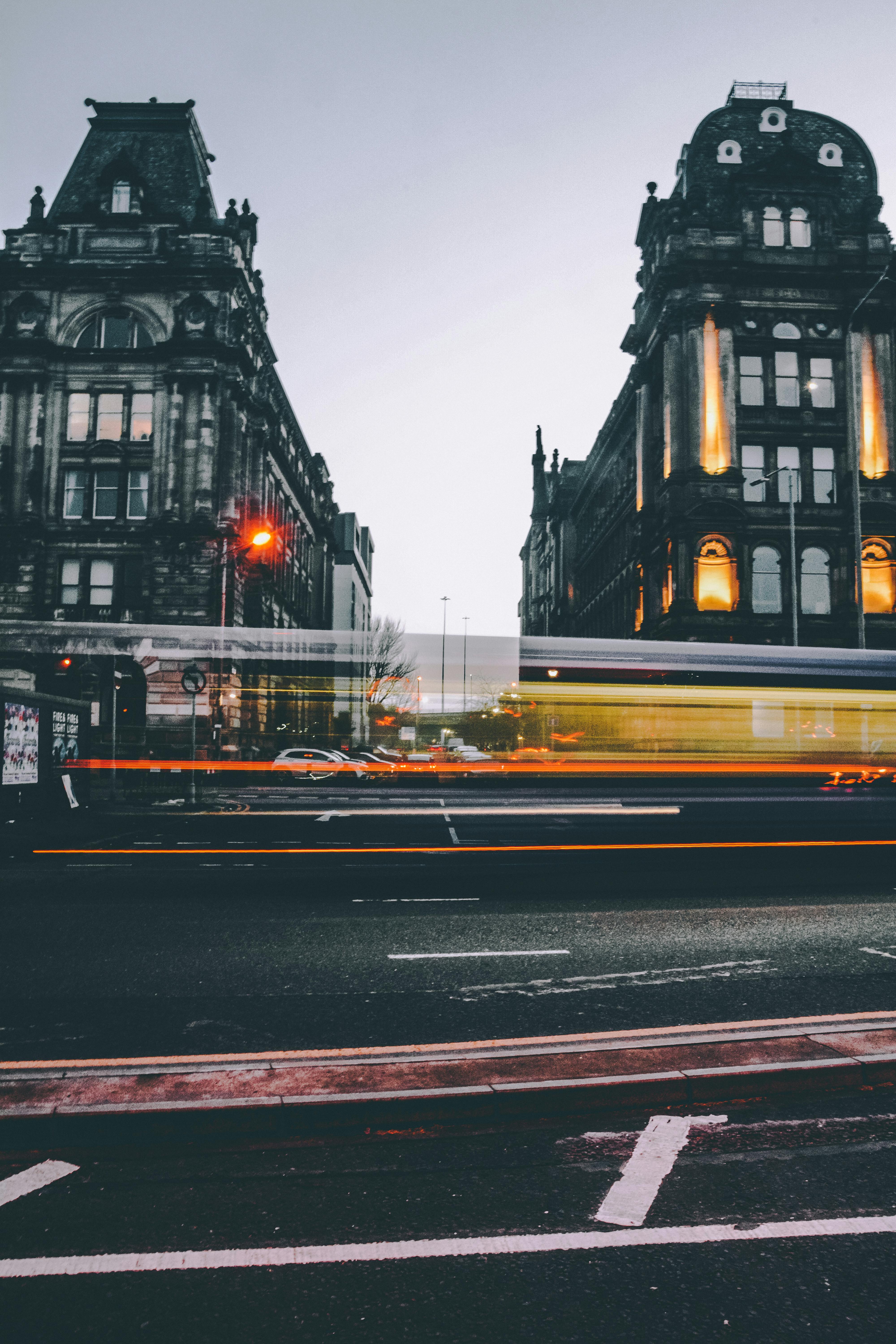 通过长时间曝光，捕捉历史建筑间市区夜间的交通景象