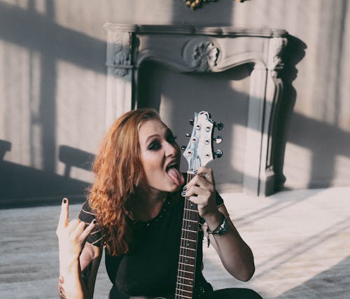 Безкоштовне стокове фото на тему «гітарист, електрогітара, жінка»