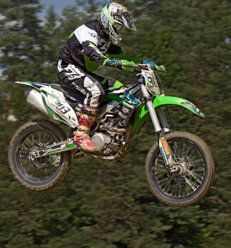 越野摩托车手在户外比赛中进行跳跃动作