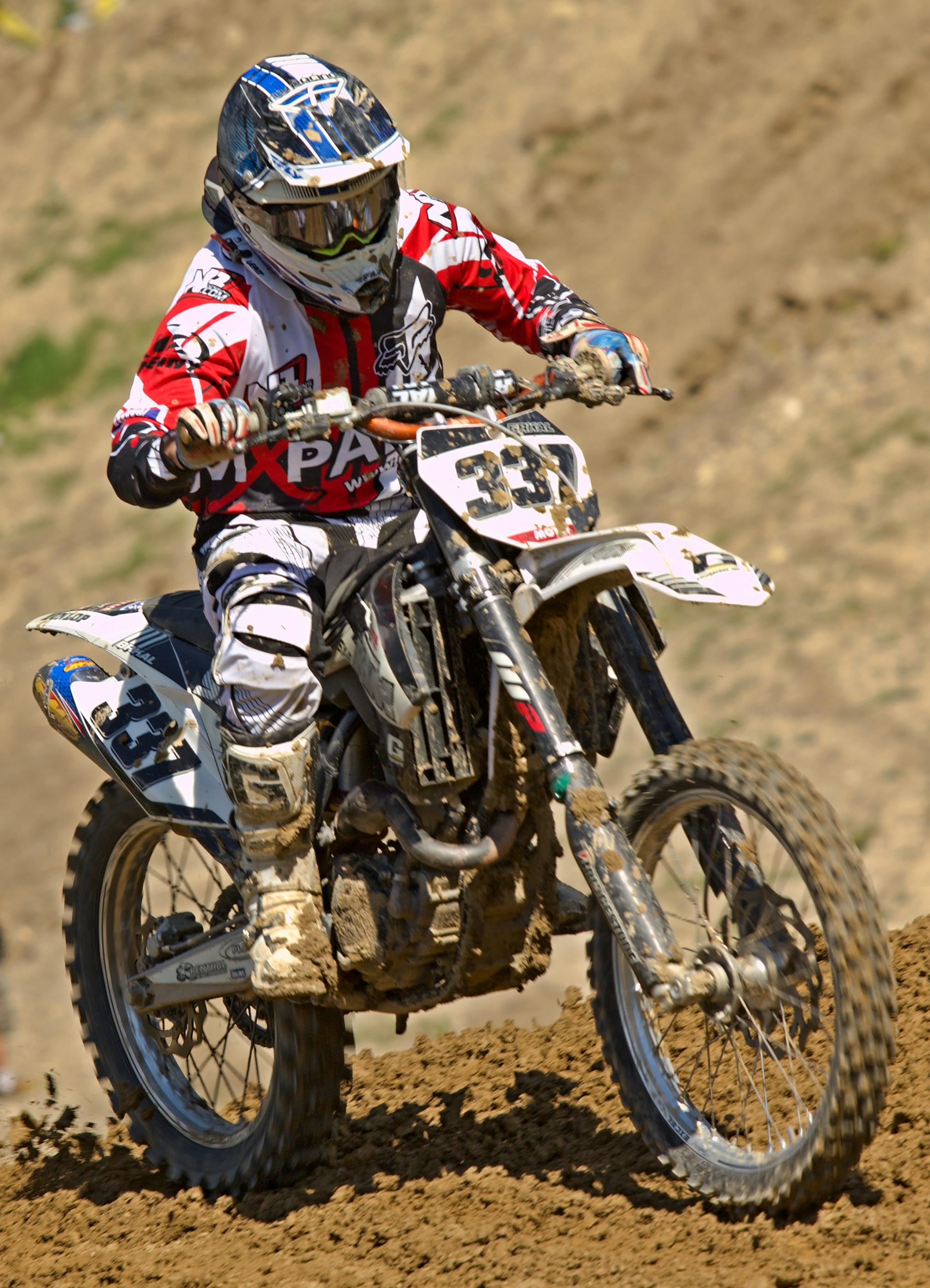 Foto Hombre en traje de motocross negro y rojo montando moto de cross de  motocross naranja – Imagen Circuito de motocross de Cadders Hill gratis en  Unsplash