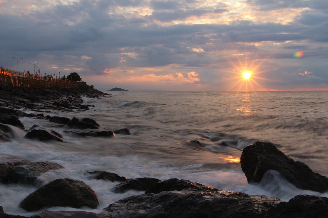 免费 在日落的海边岩石 素材图片