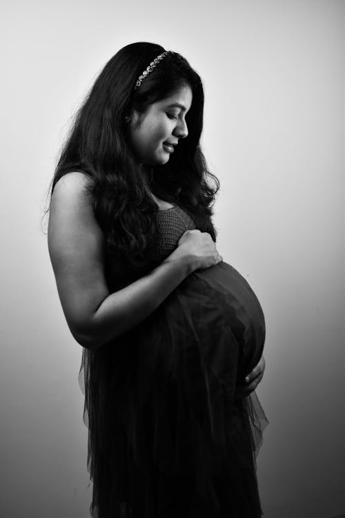 Fotos de stock gratuitas de blanco y negro, de pie, embarazada