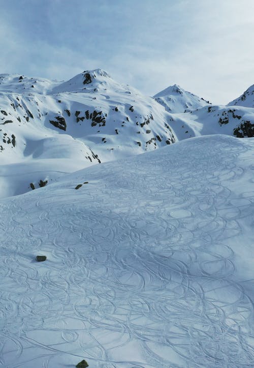 눈으로 뒤덮인 산과 프리스타일 스키 흔적