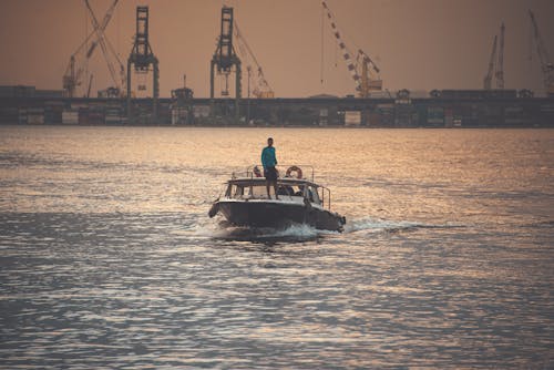 Kostenloses Stock Foto zu boot, brücke, dämmerung