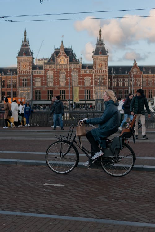 Immagine gratuita di andare in bicicletta, centraal di amsterdam, cielo azzurro
