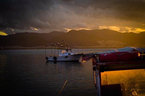 Gratis stockfoto met bergen, boten, landschap