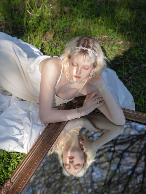 Darmowe zdjęcie z galerii z biała sukienka, blond, fotografia mody