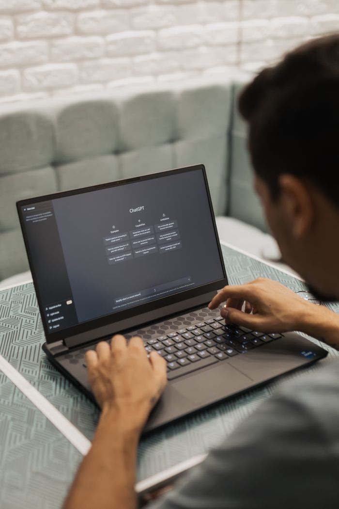 Persona utilizando una herramienta de inteligencia artificial en la laptop
