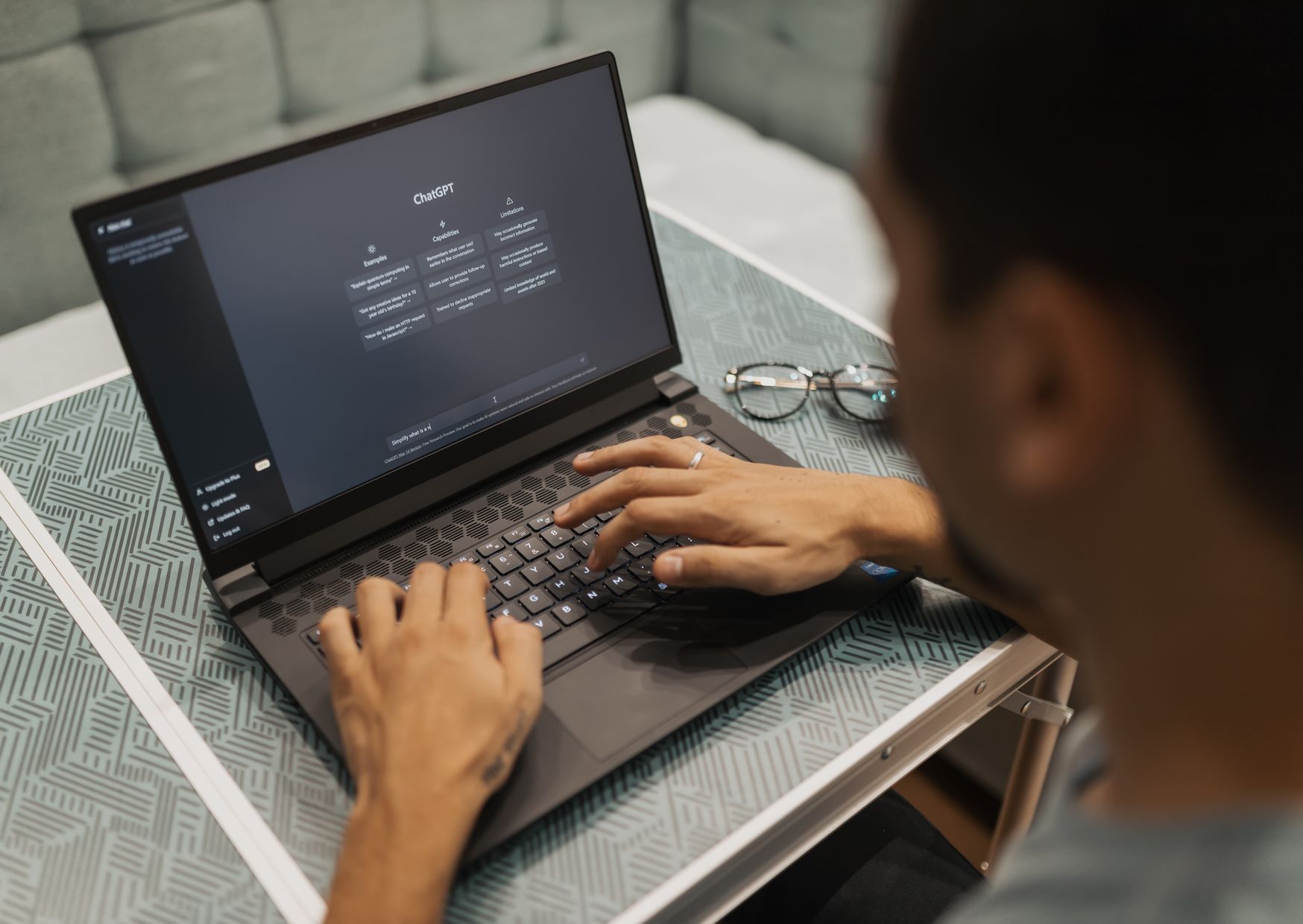 Personne utilisant ChatGPT sur un ordinateur portable