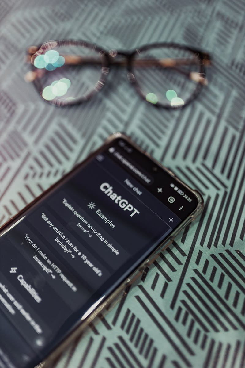 Smartphone dengan aplikasi AI yang siap digunakan untuk mengedit foto secara otomatis