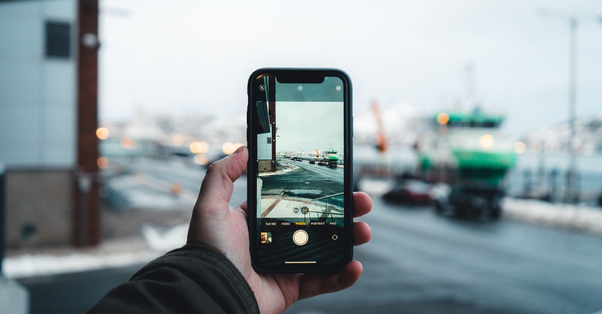 Persona revisando su número de teléfono en el móvil mientras usa una eSIM de viaje