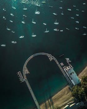 航拍展示了停泊在莫斯曼码头附近的船只，以及澳大利亚新南威尔士州宁静的海景