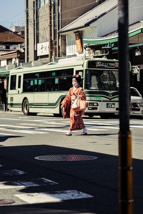 Immagine gratuita di abbigliamento tradizionale, attraversamento pedonale, autobus