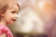 一个年轻女孩的迷人侧影，洋溢着快乐，背景柔和模糊