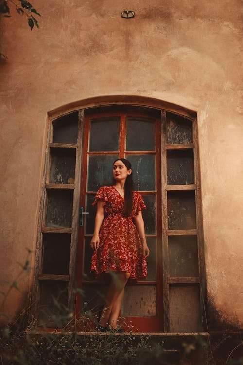 갈색 머리, 버려진, 빨간 드레스의 무료 스톡 사진